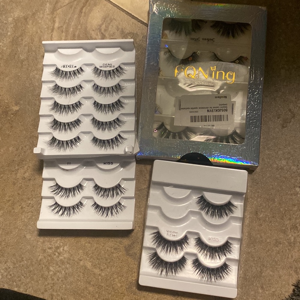12 pairs of assorted strip eyelashes